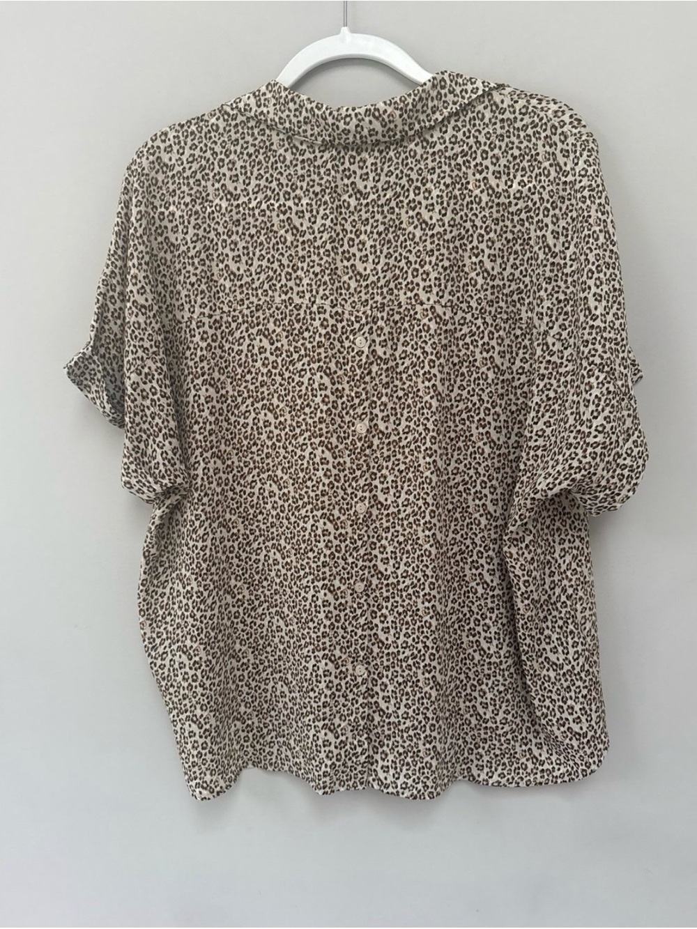 Leopard Print Short Sleeve V-Neck XL - Picture 5 of 5
